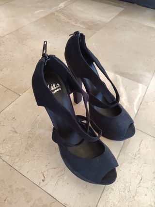 Sandalias tacón negras.