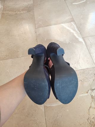 Sandalias tacón negras.