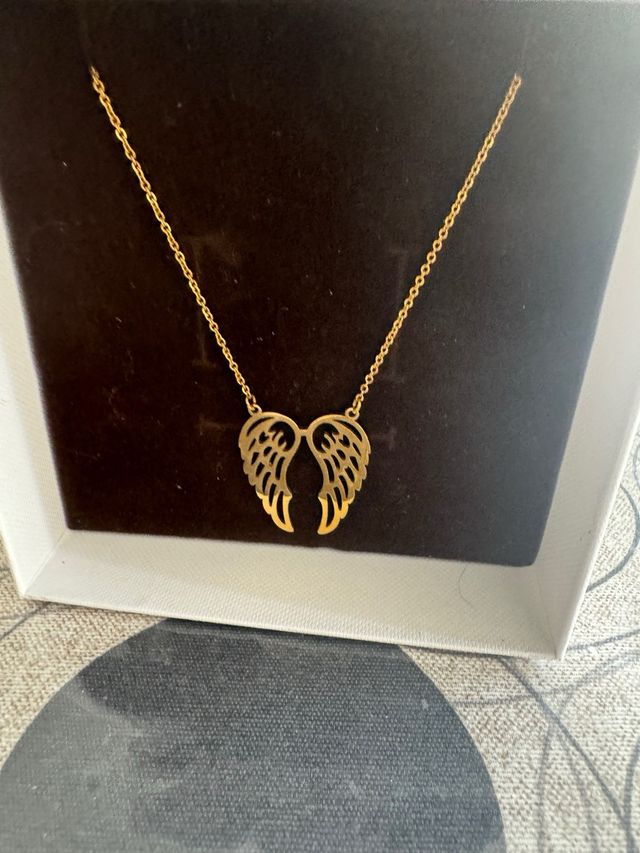 Colgante y cadena dorada de alas angel