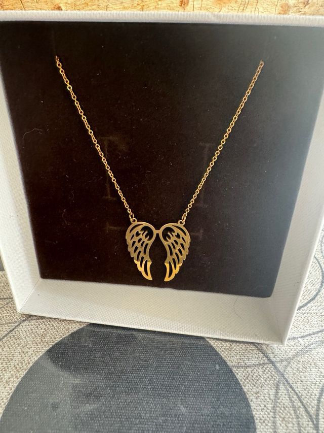 Colgante y cadena dorada de alas angel