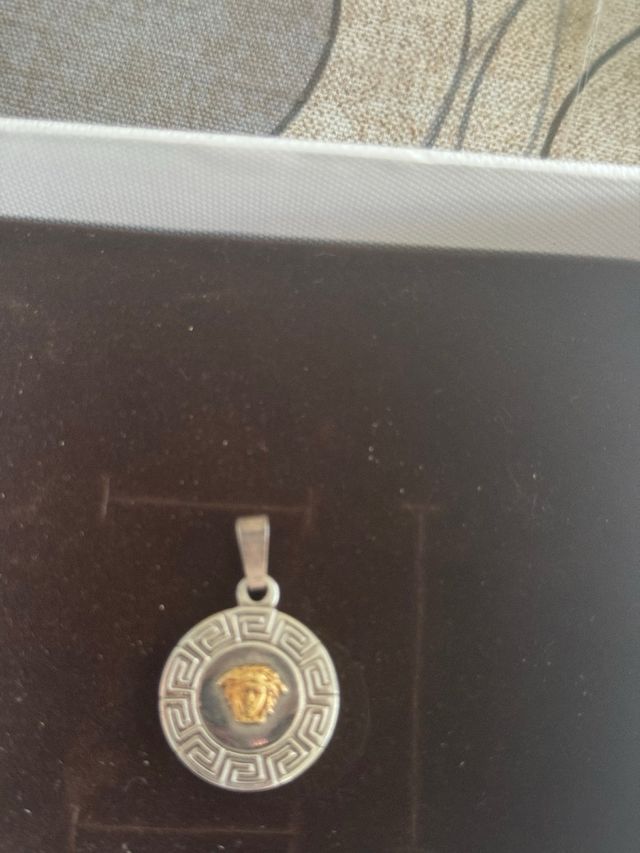 Colgante cara medusa. Bisuteria. Plateado.