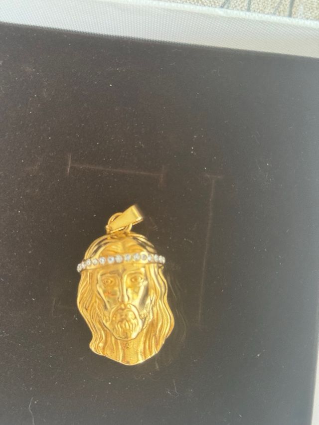 Colgante dorado y piedras. Bisuteria.