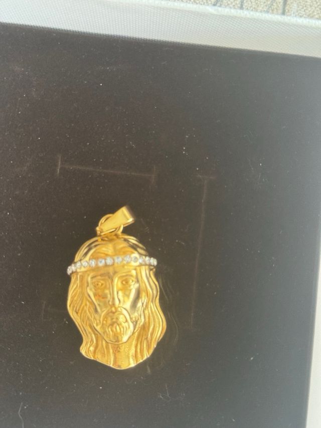 Colgante dorado y piedras. Bisuteria.