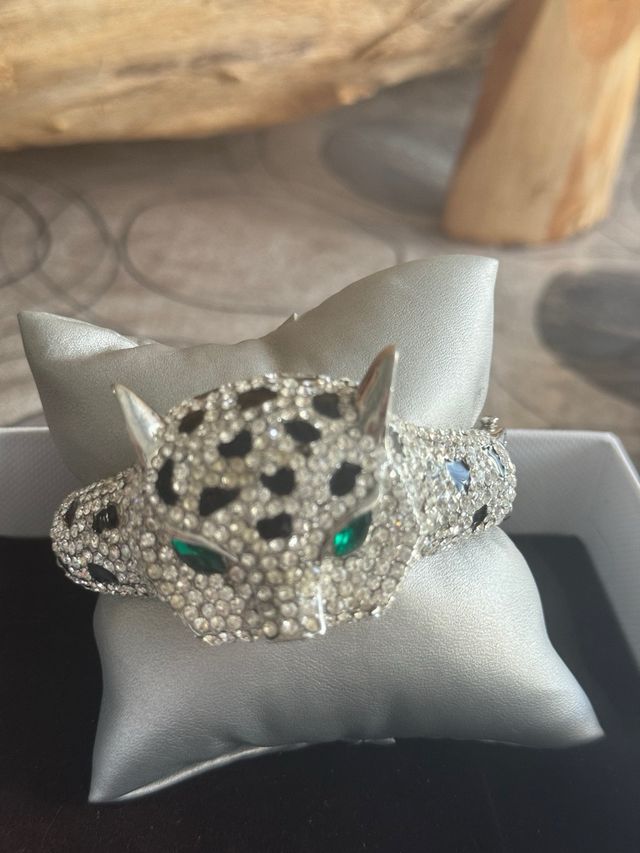 Pulsera brazalete cara animal y piedras. Bisuteria