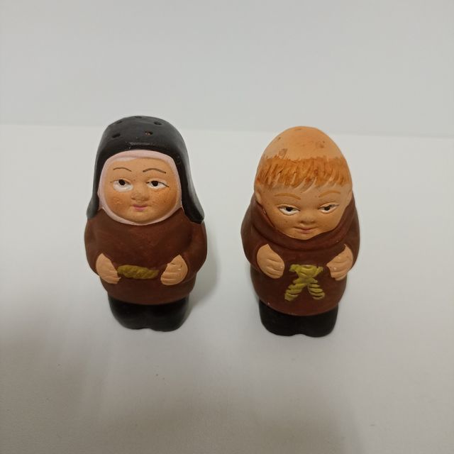 Salero y pimentero monja y fraile