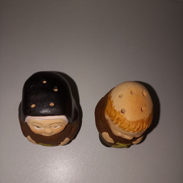 Salero y pimentero monja y fraile