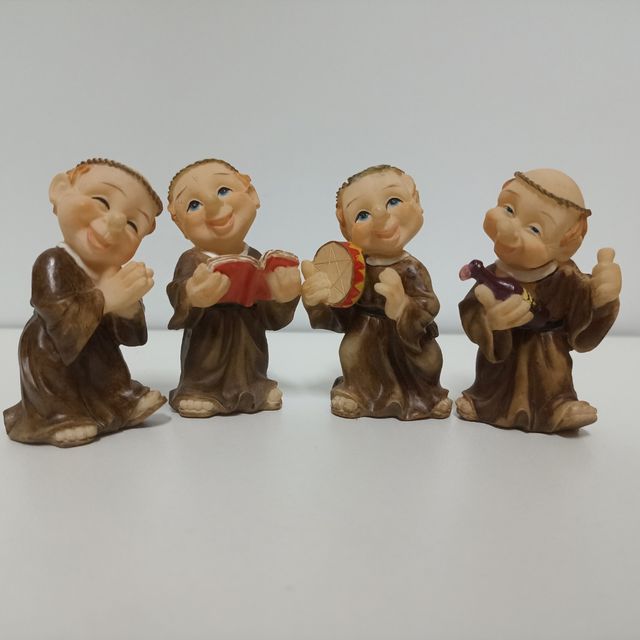Conjunto de cuatro frailes
