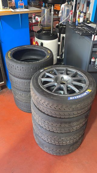 Neumáticos Pirelli 17" - Slicks