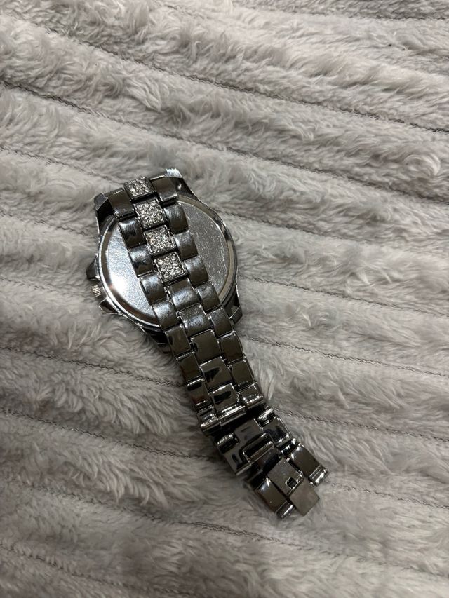 Reloj plateado brillante de mujer