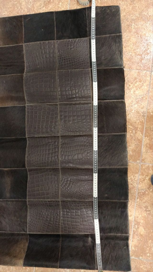 Alfombra de pelo y cuero sintético 