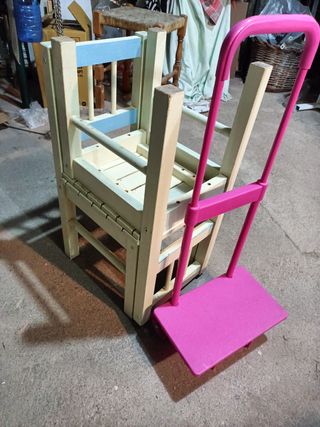 Dos sillas para niños