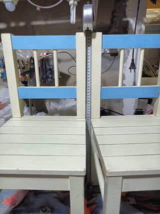 Dos sillas para niños