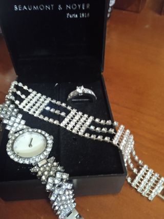 Reloj,pulsera y anillo.