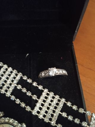 Reloj,pulsera y anillo.
