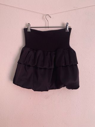 Falda negra volantes