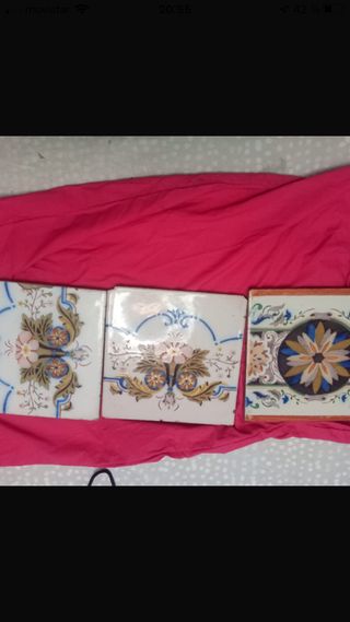 Tres azulejos antiguos