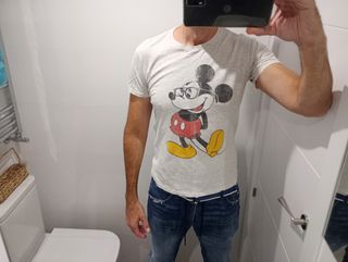 Camiseta Mickey Mouse con gafas vintage.