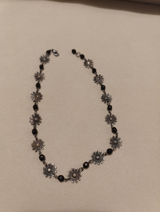 Gargantilla con flores.