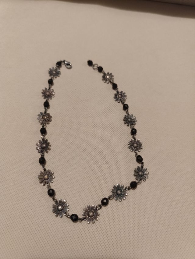 Gargantilla con flores.