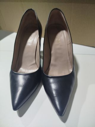 Zapato clásico de salón negro. Precioso