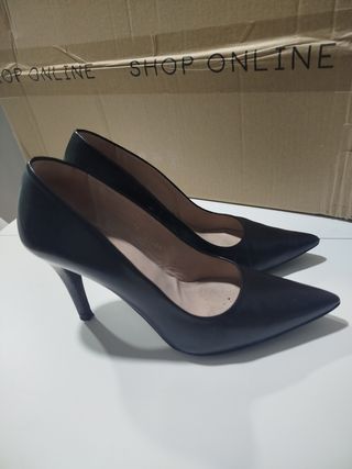 Zapato clásico de salón negro. Precioso