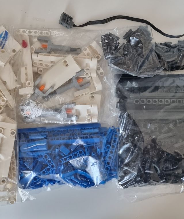 LEGO TECHNIC 42025 Cargo Plane COMPLETO