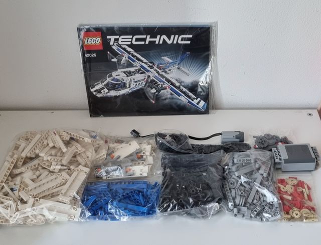 LEGO TECHNIC 42025 Cargo Plane COMPLETO