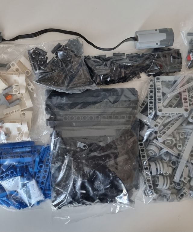 LEGO TECHNIC 42025 Cargo Plane COMPLETO