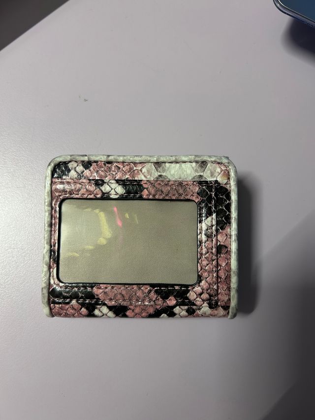 Portafoglio Guess in stampa pitonata rosa e nera