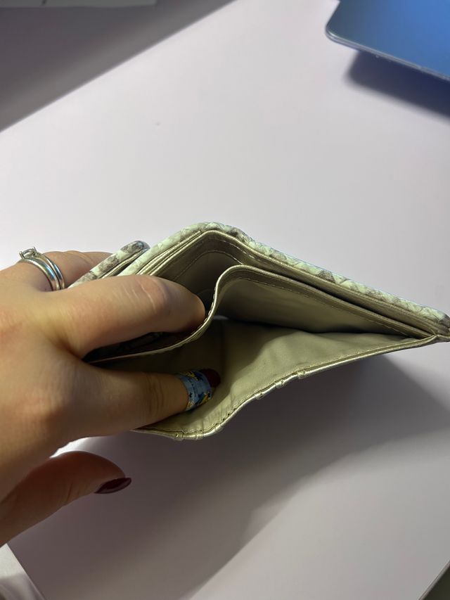 Portafoglio Guess in stampa pitonata rosa e nera