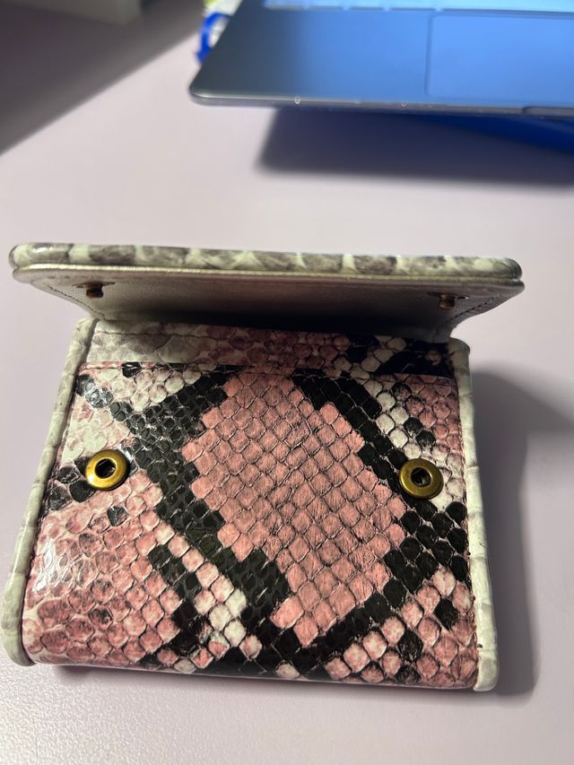 Portafoglio Guess in stampa pitonata rosa e nera