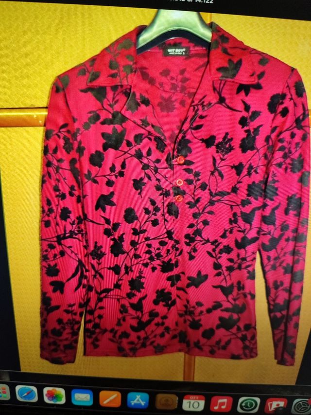 Camicetta donna bordeaux con fiori neri