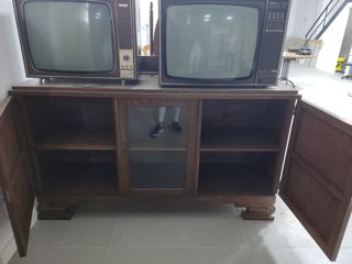 Mueble antiguo con vitrina