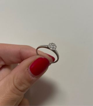 Anillo de compromiso de oro blanco
