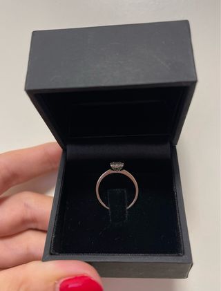 Anillo de compromiso de oro blanco