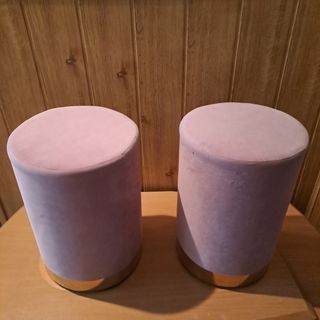 Due panche in pelle scamosciata rosa