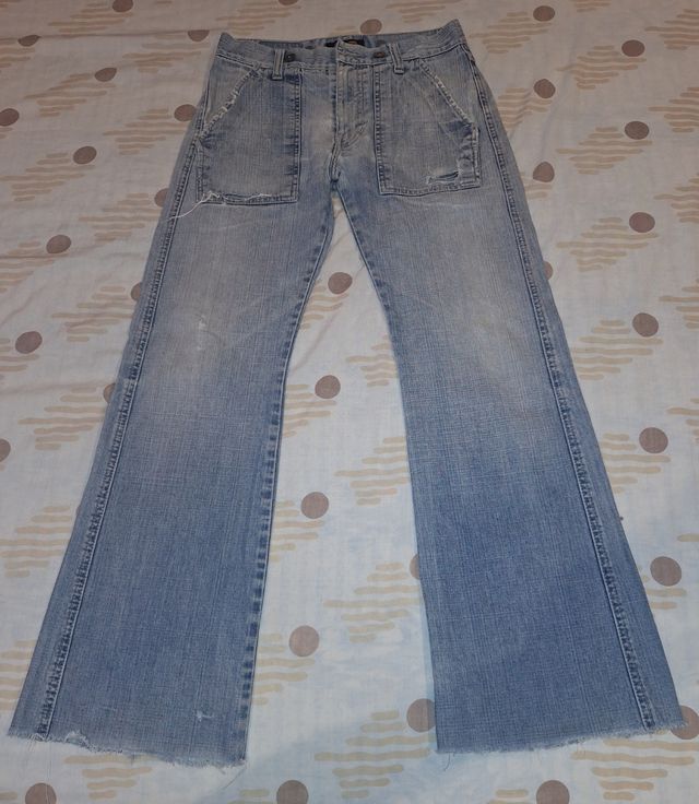 Pantalón tejano acampanado