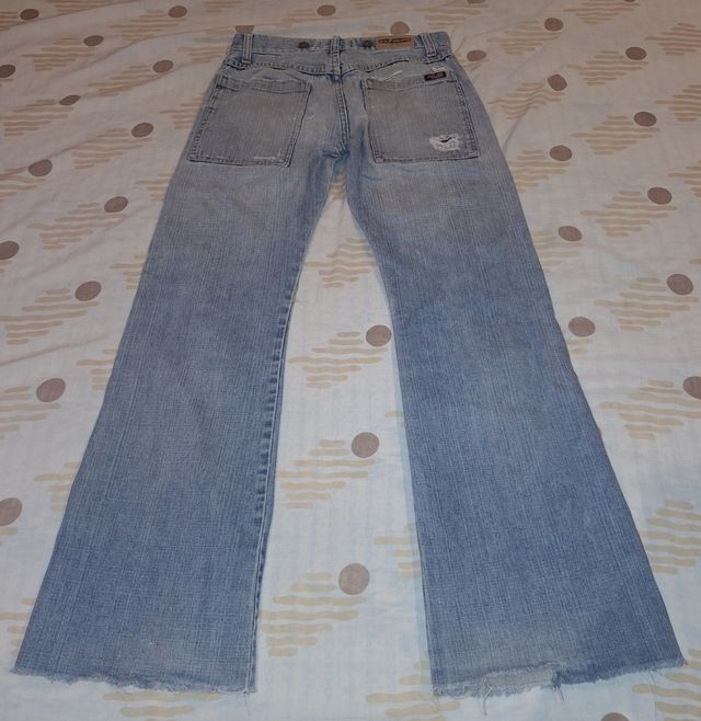 Pantalón tejano acampanado