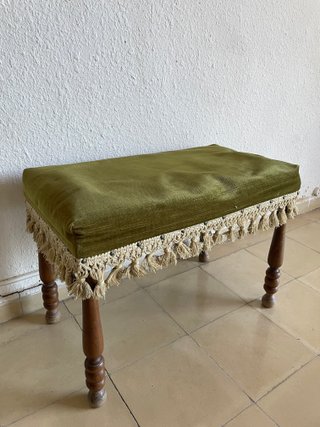 Reposapiés vintage de madera con tela verde