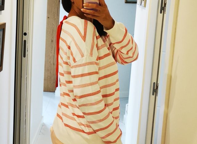 Jersey de rayas con lazo rojo