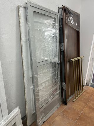 Puerta de entrada en color plata y cristal