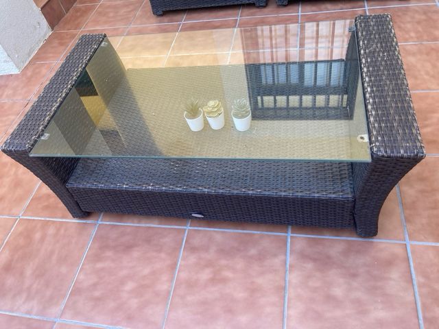 Mesa exterior de cafe. RIVERSIDE