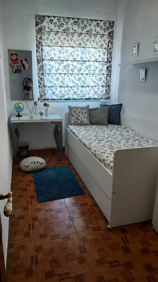 Colcha, cojín y estore de dormitorio juvenil. 