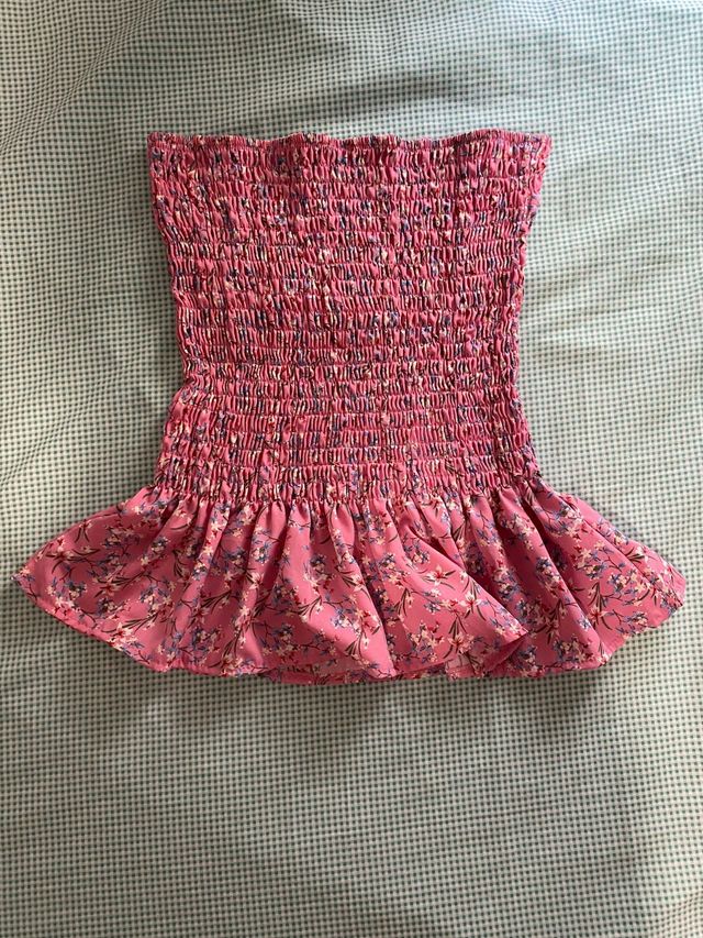 falda rosa de flores