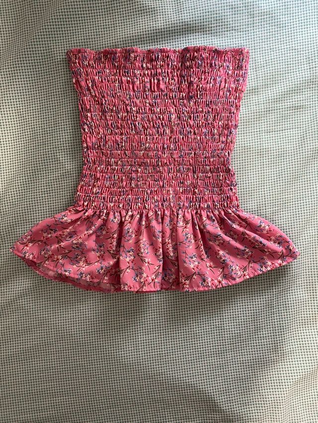 falda rosa de flores