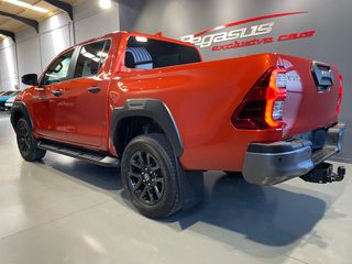 TOYOTA Hilux 2.8 D4D C. Doble Invincible AT