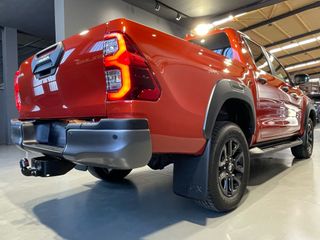 TOYOTA Hilux 2.8 D4D C. Doble Invincible AT