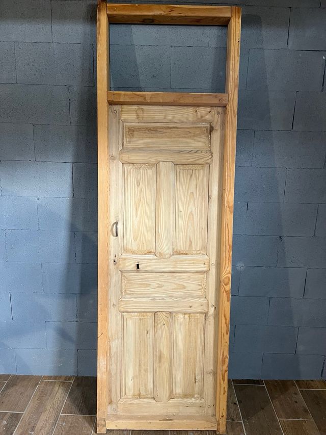 Puerta de madera antigua rústica