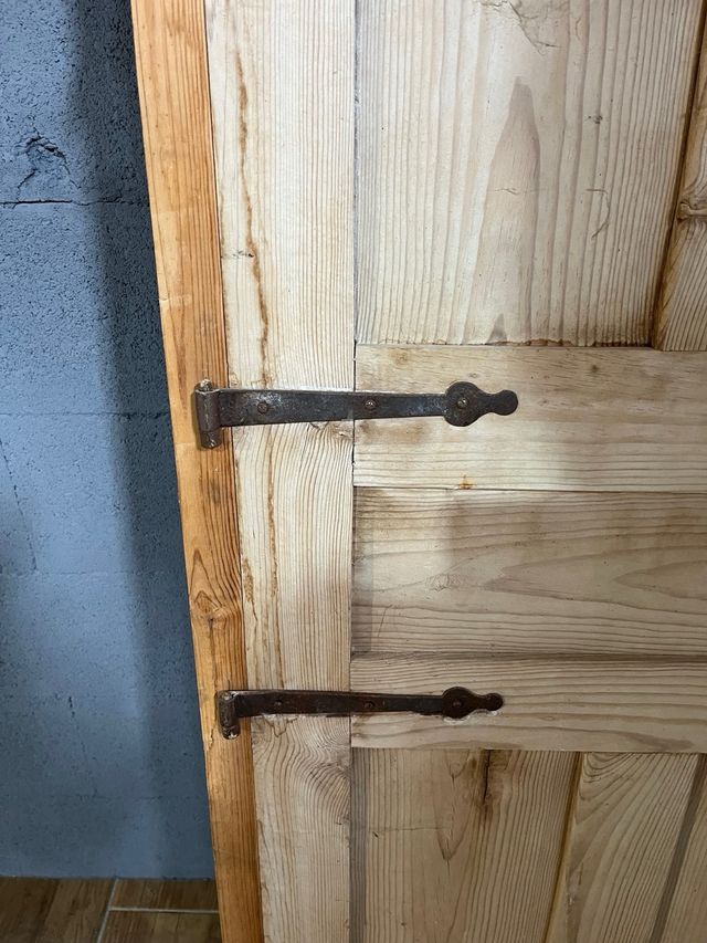 Puerta de madera antigua rústica