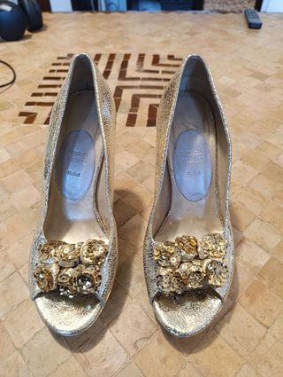 Zapatos dorados Patricia Rosales 
